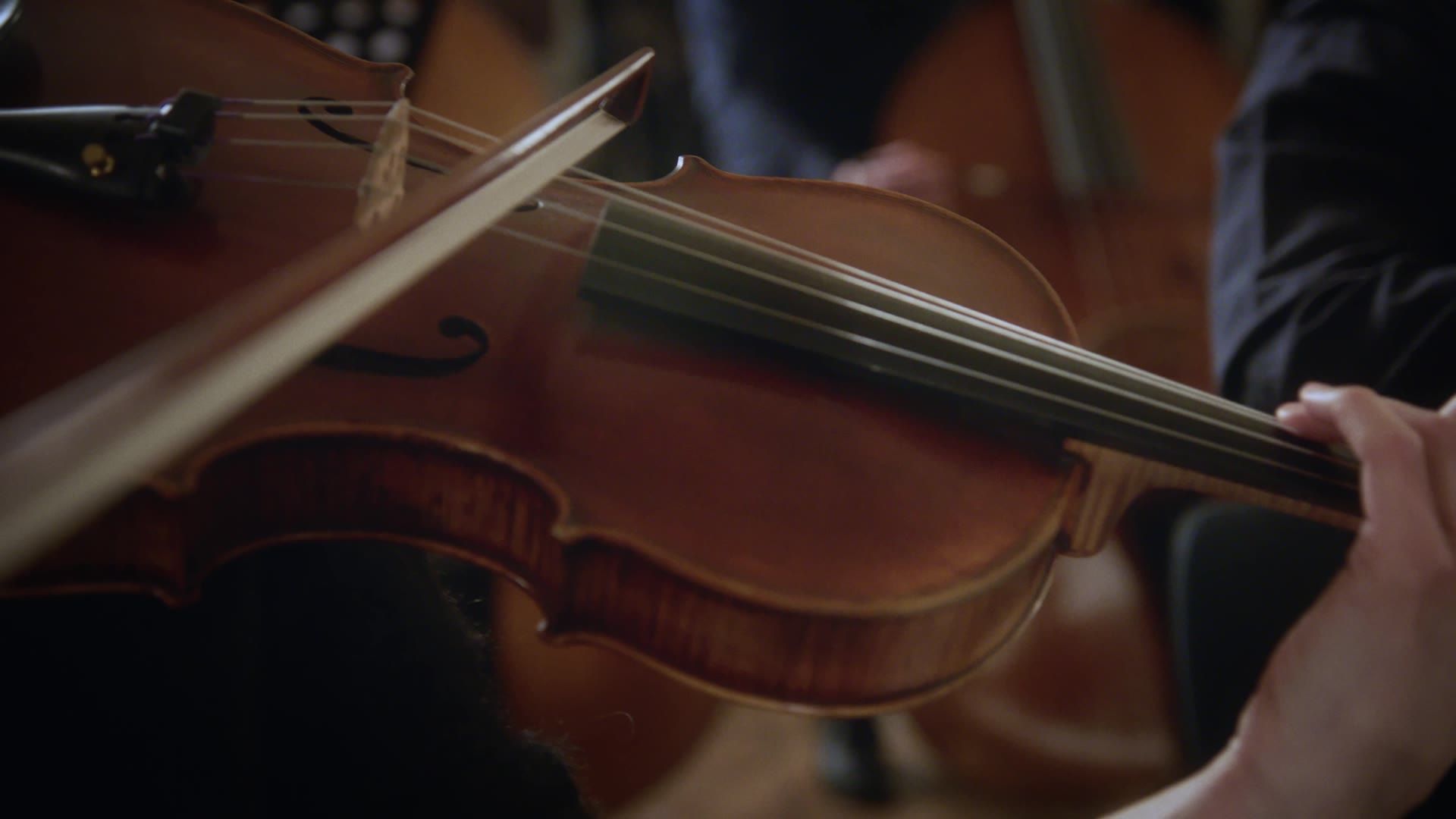 Still from the film with Benjamin Wallfisch for Orchestral Tools: a violinist during a recording session